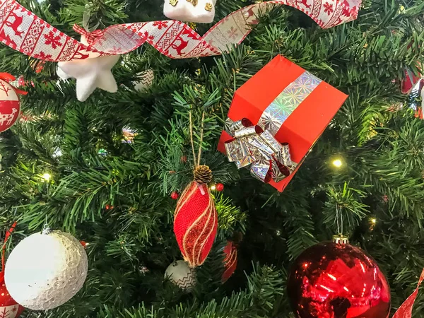 Belas bolas extravagantes brilhantes multicoloridas festivas, brinquedos, caixas de presente, decorações na árvore verde de Natal com agulhas e ramos para o Ano Novo. Contexto, textura — Fotografia de Stock