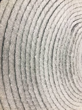 Doku bir rulo yuvarlak güzel gri simli parlak folyo ısı yalıtımı için. Arka plan