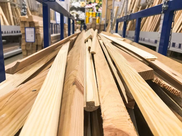 Bouwplaten houten, bruin, gezaagd en natuurlijke stick logboeken met knopen op een rek op een zagerij in de winkel. De achtergrond — Stockfoto