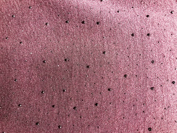 Het patroon van roze paars synthetisch weefsel met mooie zilverkleurige zwarte edelstenen, diamanten. De achtergrond — Stockfoto