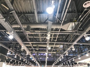 Demir metal tavan lambaları alışveriş merkezinde ve tüpler ile dokusuna davlumbaz mağaza. Arka plan