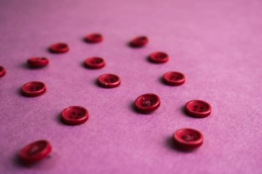 Güzel doku dikiş, dikiş için birçok yuvarlak pembe düğmeli. Uzay kopyalayın. Düz yatıyordu. Pembe, mor arka plan