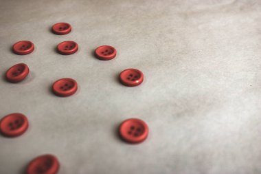 Güzel doku dikiş, dikiş için birçok yuvarlak kırmızı düğmeli. Uzay kopyalayın. Düz yatıyordu. Mavi arka plan