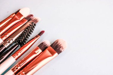 Güzel farklı yumuşak fırçalar makyaj için doğal hedefleme ve stand ve kopya bir alanı ton bir temel üzerinde mavi bir arka plan uygulama güzellik uykusuna üzerinden bir dizi