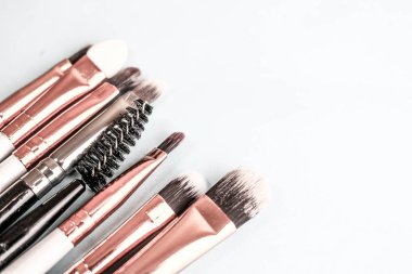 Güzel farklı yumuşak fırçalar makyaj için doğal hedefleme ve stand ve kopya bir alanı ton bir temel üzerinde mavi bir arka plan uygulama güzellik uykusuna üzerinden bir dizi