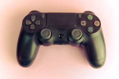 Video oyun konsolları düğmeleri ve mor pembe bir arka plan üzerinde düğmeleri ve kopya alanı olan kontrol etmek için bir güzel siyah modern dijital oyun oyun çubuğu. Düz yatıyordu