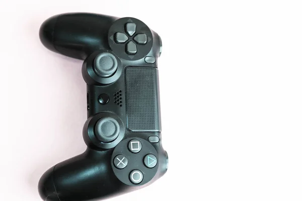 Bellissimo joystick digitale nero moderno per il controllo di console di videogiochi con pulsanti e pulsanti e copiare spazio su uno sfondo bianco. Posa piatta — Foto Stock