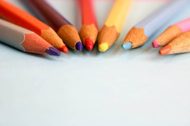 Güzel parlak renkli ahşap renkli Bileme kalemler çizim için. Yat ve mavi arka plan üzerinde yer kopyalayın