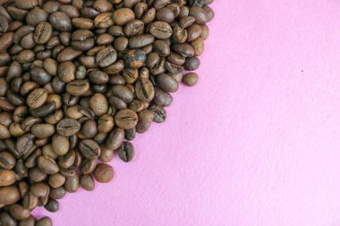 Güzel dokusu seçili lezzetli zengin kahverengi doğal hoş kokulu kahve ağacı tahıl, Arabica kahve çekirdekleri, Robusta taze kavrulmuş. Yat ve yer üstünde mor pembe kopyalamak