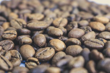 Güzel dokusu seçili lezzetli zengin kahverengi doğal hoş kokulu kahve ağacı tahıl, Arabica kahve çekirdekleri, Robusta taze kavrulmuş. Kopya alanı, arka plan