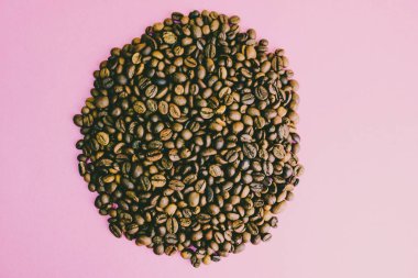 Taze kavrulmuş seçili lezzetli zengin kahverengi doğal hoş kokulu kahve ağacı tahıl, Arabica kahve çekirdekleri, Robusta güzel yuvarlak doku. Yat ve yer üstünde mor pembe kopyalamak