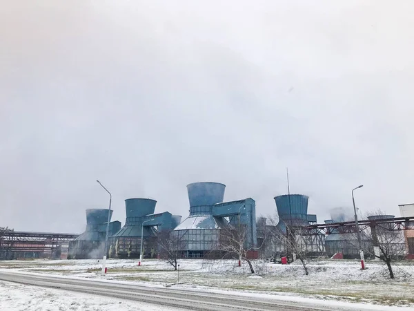Grandes torres de enfriamiento químico de hierro de metal azul, equipo de energía con humo, vapor en una refinería, planta petroquímica en el invierno — Foto de Stock