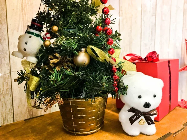 Kleine niedliche Eisbär unter dem eleganten schönen Weihnachtsbaum des neuen Jahres. Neujahrsdekoration und Geschenk rote Schachtel — Stockfoto