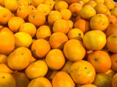 Güzel sarı doğal tatlı lezzetli olgun yumuşak yuvarlak parlak parlak mandalina, meyve, clementines. Doku, arka plan