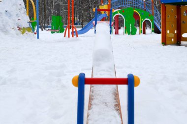 Çocuk küçük oyuncak salıncak Kışın Çocuk oyun kar kaplı dengeleyici