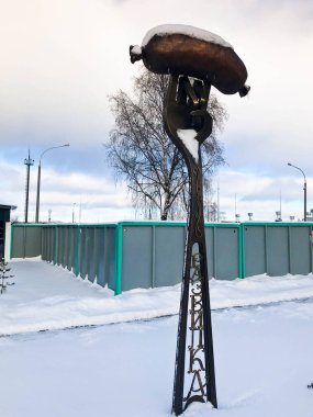 Sosis ile büyük demir metal çatal, wiener Kışın kar altında mavi gökyüzü