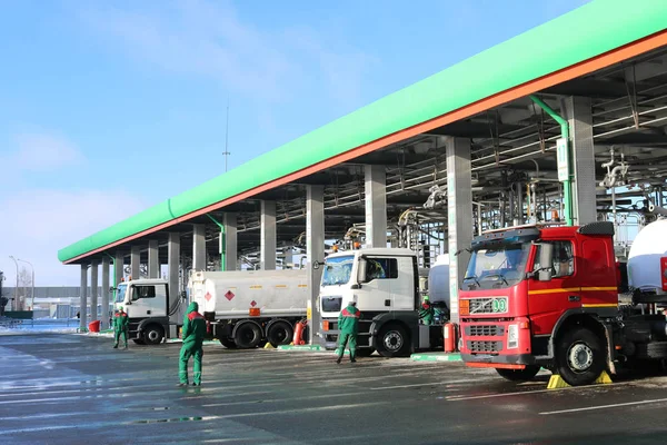 Grande station-service industrielle verte pour le ravitaillement des véhicules, camions et réservoirs avec carburant, essence et diesel en hiver — Photo