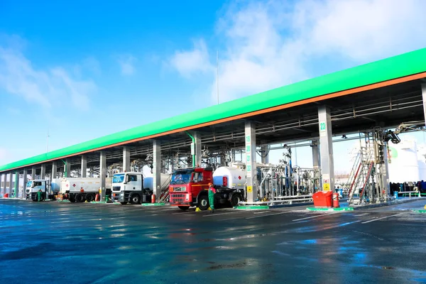 Большая зеленая промышленная автозаправочная станция для заправки автомобилей, грузовиков и баков топливом, бензином и дизельным топливом зимой — стоковое фото