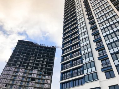 Bina, evler, yeni binalar yüksek modern monolitik kare inşaat. Konsept: yer değiştirme, panel konut, konut sorunu, modern mimari