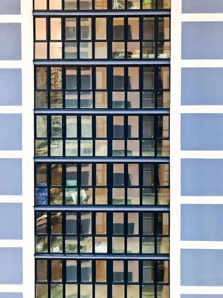 Textura de ventanas espejadas azules y balcones de un edificio de marco monolítico moderno alto, casa, edificios nuevos, rascacielos. El fondo. Textura — Foto de Stock