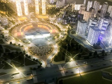 Üstten Görünüm üzerinde oyuncak düzeni yerleşim mahalleleri, fenerler, yolları, Karayolları, evler, binalar ve otoparklar, gökdelenler gece ile şehrin. Şehir Panoraması