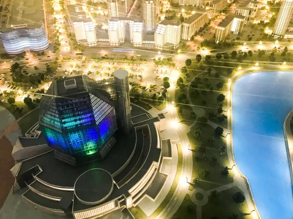 Üstten Görünüm üzerinde konut çeyrek, fenerler, yolları, Karayolları, evler, binalar ve otoparklar, gökdelenler, nehir gece ile şehrin oyuncak düzeni. Şehir Panoraması