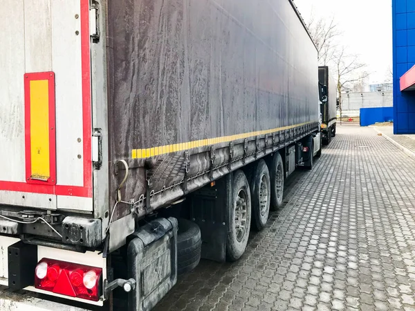 Grand camion noir, chariot avec remorque avec auvent en toile et un grand nombre de roues — Photo