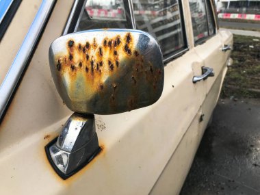 Eski retro vintage hipster paslı oksitlenmiş krom kaplama Metalik Gümüş ayna 60'lar, 70'lerin, 80s, 90'lı yılların, 2000'lerde bir retro antiquan beyaz Amerikan binek otomobil Maskar