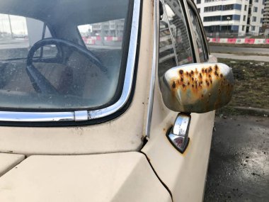 Eski retro vintage hipster paslı oksitlenmiş krom kaplama Metalik Gümüş ayna 60'lar, 70'lerin, 80s, 90'lı yılların, 2000'lerde bir retro antiquan beyaz Amerikan binek otomobil Maskar