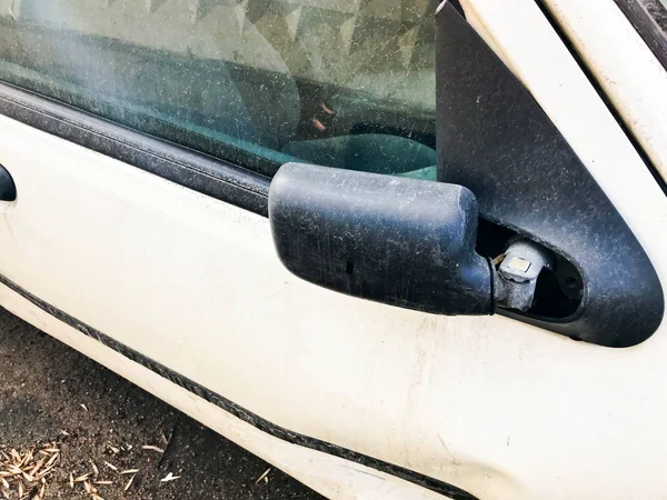 Eski katlanmış kırık siyah plastik ayna beyaz binek otomobil