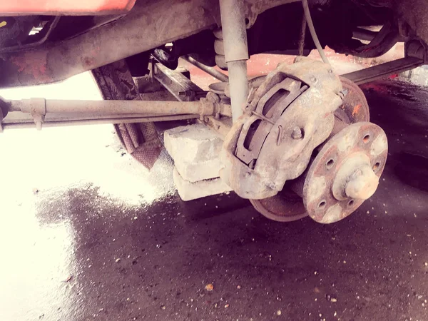Old rusty worn brake discs, pads of a truck, car. Car suspension repair. Replacing wheel — Stock Photo, Image