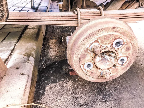 Velhos travões de tambor enferrujados de um camião, carro. Reparação de suspensão automotiva. Roda de substituição — Fotografia de Stock