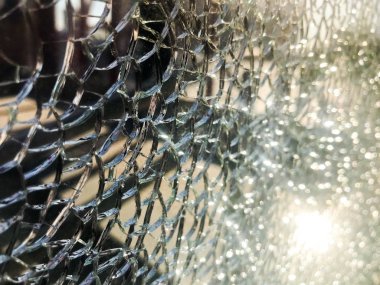 Kırık kırık kalın kırılgan kırık keskin cam, parlak küçük parçaları ile Tripleks dokusu. Arka plan