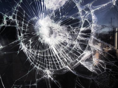 Kırık kırık kalın kırılgan kırık keskin cam, parlak küçük parçaları ile Tripleks dokusu. Arka plan