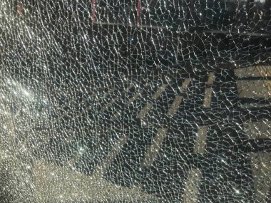 Kırık kırık kalın kırılgan kırık keskin cam, parlak küçük parçaları ile Tripleks dokusu. Arka plan