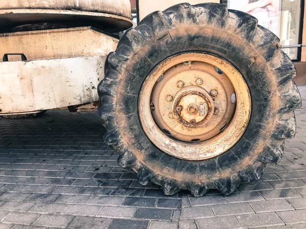 Grandes roues puissantes avec bande de roulement et pneus de matériel de construction hors route, tracteurs, voitures — Photo