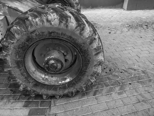Grandes roues puissantes avec bande de roulement et pneus de matériel de construction hors route, tracteurs, voitures — Photo