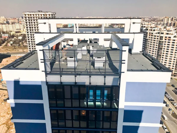 The roof of a high reinforced concrete, panel, monolithic-frame, frame-block houses, buildings, skyscrapers, new buildings on the sone of the city, metropolis — Stock Photo, Image