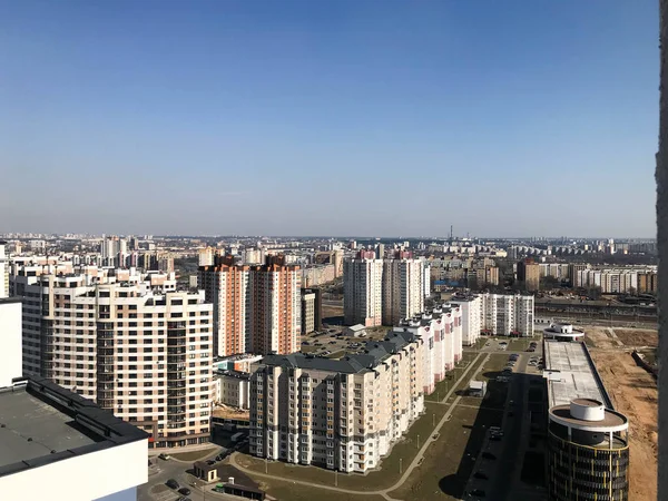 Vista do belo panorama da cidade com os telhados de grandes edifícios altos de edifícios de arranha-céus de novos edifícios — Fotografia de Stock