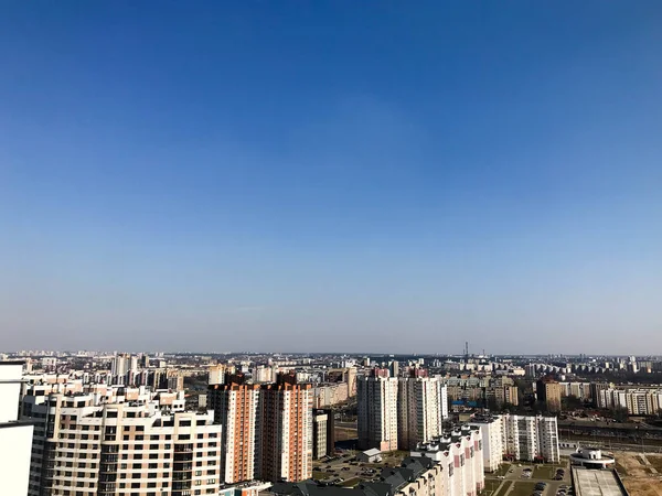 Вид на красивую панораму города с крышами больших высотных зданий небоскребов новых зданий — стоковое фото