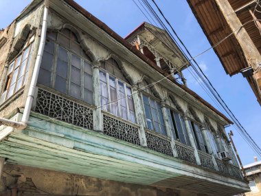 Ahşap bir Avrupa evin eski oyma güzel antikbalkon. Avrupa eski mimarisi