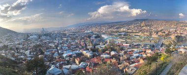 Binalar ve evler, ağaçlar ve bitkiler, mavi gökyüzüne karşı doğa ile güzel bir turistik şehrin yüksekliğinden bir görünüm ile büyük bir panorama. Avrupa eski mimarisi