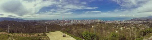 大全景，从美丽的旅游城市的高度，与建筑物和房屋，树木和植物，自然对蓝天的高度。欧洲旧建筑 — 图库照片