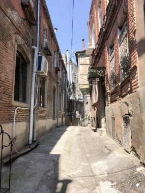 Dar sokak, şerit, eski evler ile tünel, şehrin yoksul bir alanda yanlarında binalar, gecekondu. Dikey fotoğraf