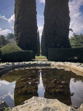 Küçük bir güzel ev çeşme, uzun ağaçlar, çalılar, yeşil thujas, karaçam yapımında arka bahçesinde bir gölet