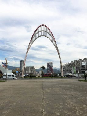 Karadeniz'in büyük ve güzel modern kemeri, Batum Botanik Bahçesi'nin girişidir. Batum, Gürcistan, 17 Nisan 2019