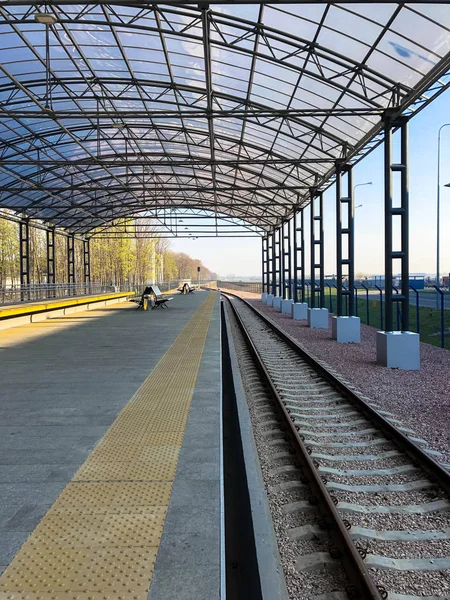 Estación de tren moderna, estación de tren con dosel transparente para pasajeros y carriles — Foto de Stock