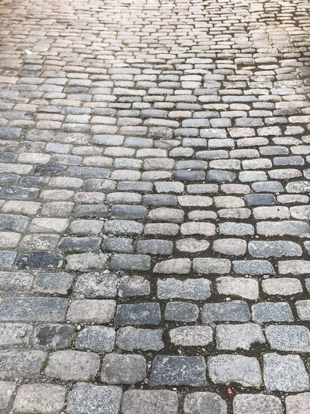 La texture de la vieille route piétonne pavée de pierre grise brique avec des coutures. Le contexte — Photo