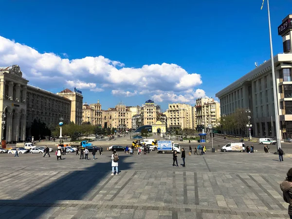 大型老旧建筑旅游美丽的城市广场。格鲁吉亚，第比利斯，2019年4月17日 — 图库照片