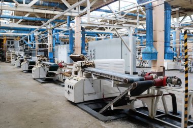 Bir makine inşa tesisinde bir üretim hattının güzel metal endüstriyel ekipman, ürünler için takım tezgahları ile bir konveyör. Ekipman rafinerisi, petrokimya, kimya tesisi